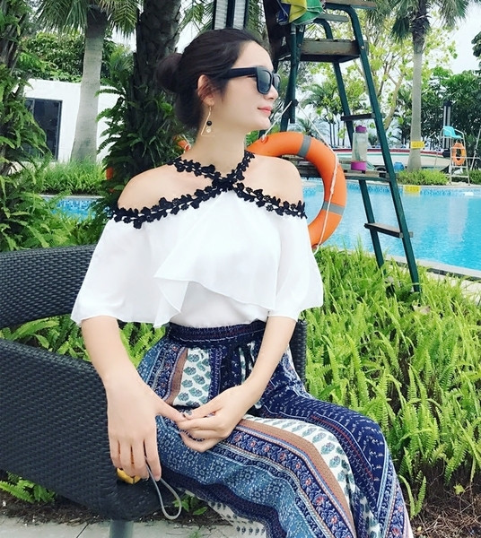 Модерна дамска блуза с дантела, волани и паднало рамо