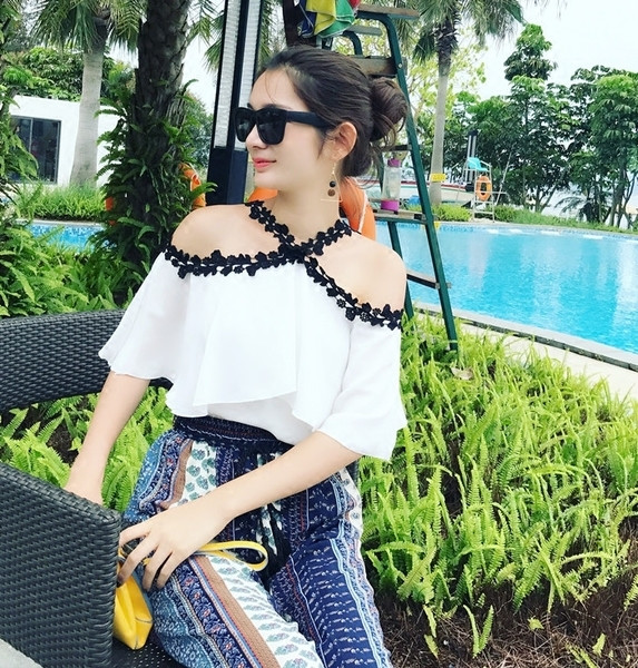 Модерна дамска блуза с дантела, волани и паднало рамо