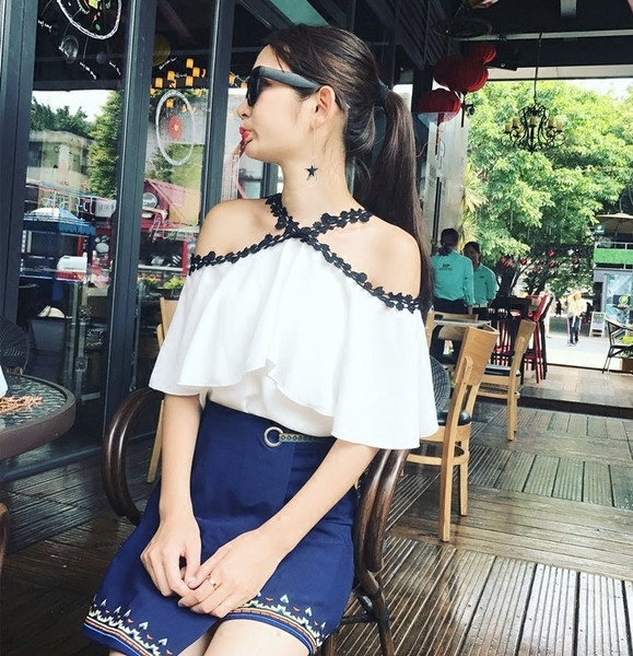 Модерна дамска блуза с дантела, волани и паднало рамо