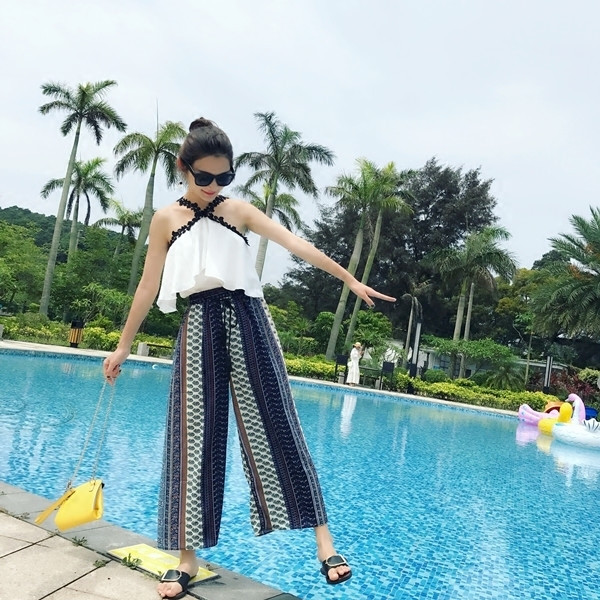 Модерна дамска блуза с дантела, волани и паднало рамо