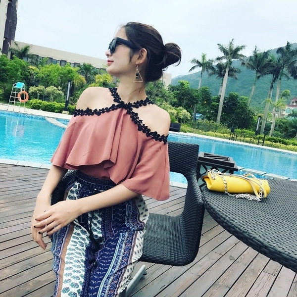 Модерна дамска блуза с дантела, волани и паднало рамо