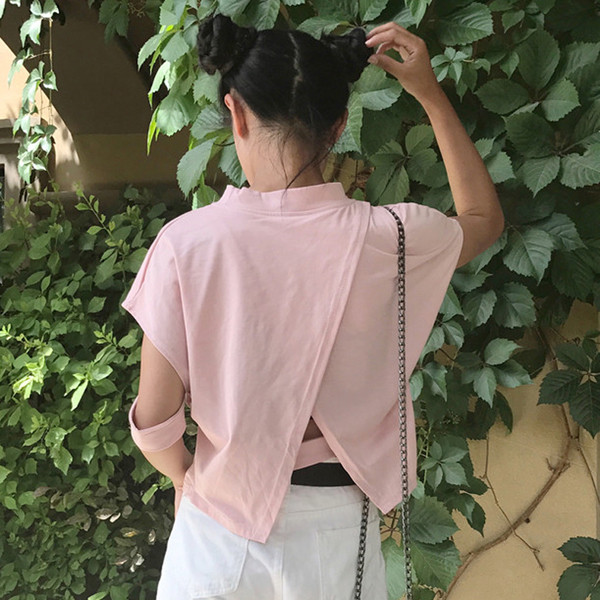 Къса дамска блуза с изрязани части