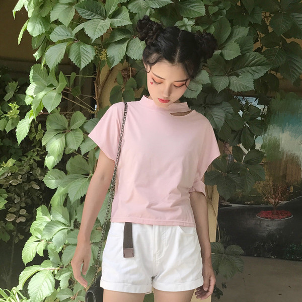 Къса дамска блуза с изрязани части