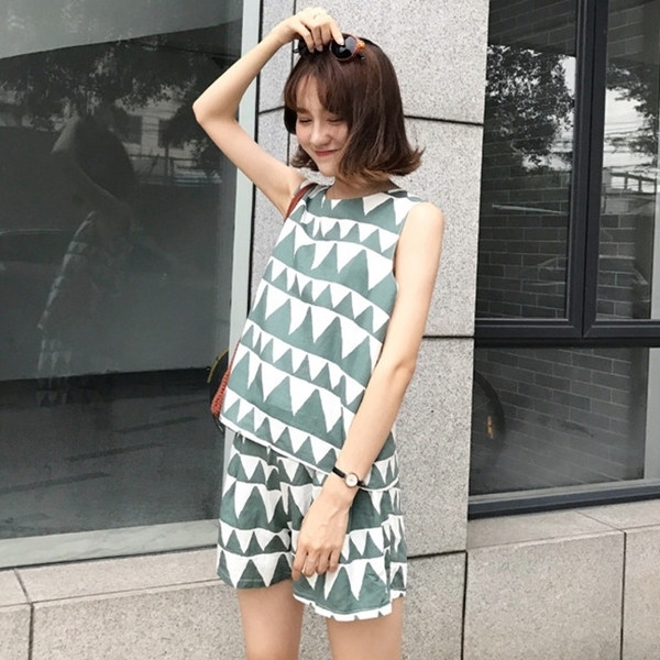 Летен дамски комплект - потник + къси панталони, в широк модел на фигурален мотив