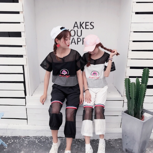 Стилен дамски комплект с прозиращи части в бял и черен цвят