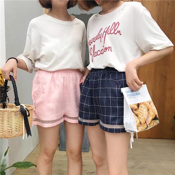 Φρέσκα γυναικεία  σορτς - ελαστικά και  με δεσμούς σε ένα ευρύ μοντέλο