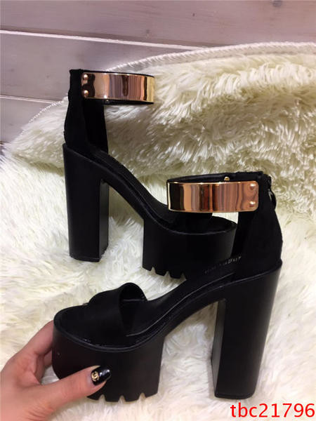 Πολύ ενδιαφέρον γυναικών σανδαλιών υψηλά τακουνιών  με χρυσή αγκράφα γύρω από τον αστράγαλο - 2 χρώματα