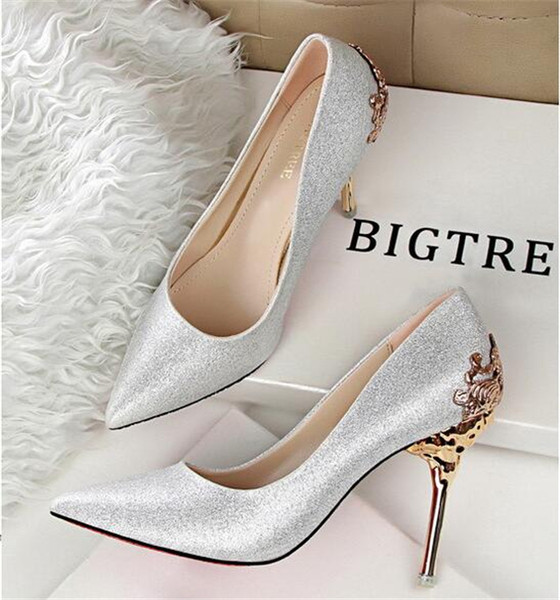 ψηλοτάκουνα παπούτσια για τις γυναίκες  με ενδιαφέρουσες στολίδια στο πίσω μέρος