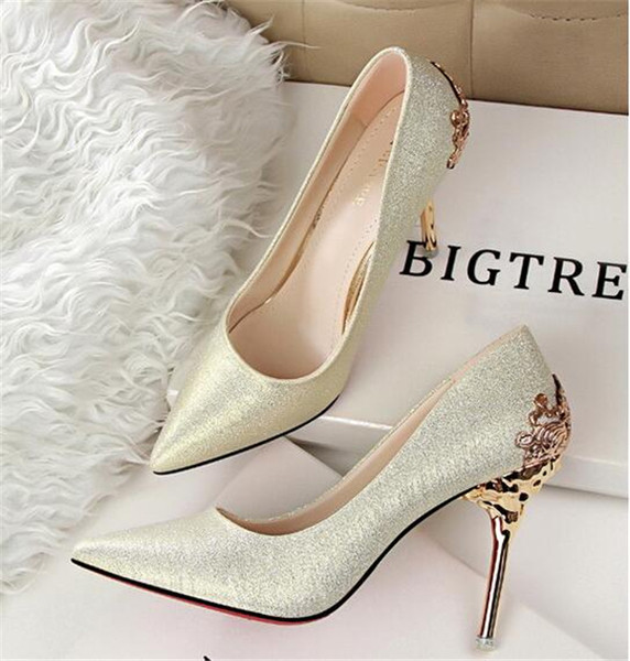 ψηλοτάκουνα παπούτσια για τις γυναίκες  με ενδιαφέρουσες στολίδια στο πίσω μέρος