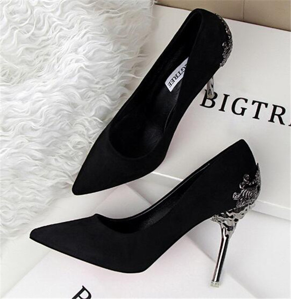 ψηλοτάκουνα παπούτσια για τις γυναίκες  με ενδιαφέρουσες στολίδια στο πίσω μέρος