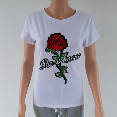 Γυναικείο  T-shirt με ενδιαφέρον εκτύπωσης - τριαντάφυλλα σε δύο χρώματα