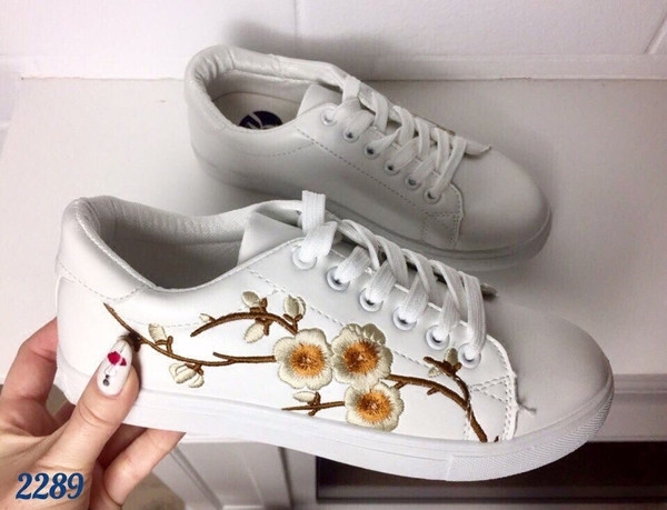 Γυναικεία αθλητικά πάνινα παπούτσια με κεντημένα μοτίβα