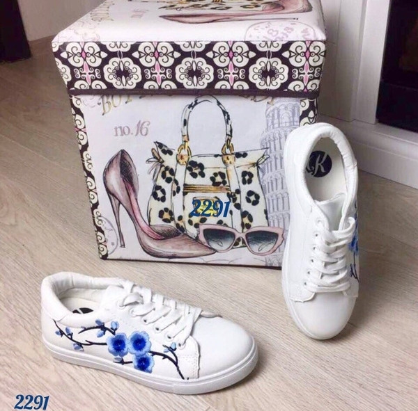 Γυναικεία αθλητικά πάνινα παπούτσια με κεντημένα μοτίβα