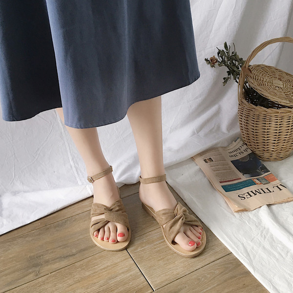 Κομψές γυναικεία  σανδάλια με σταυρωμένα  λουριά σε μαύρο και μπεζ