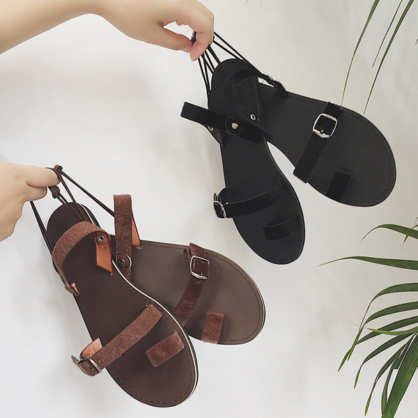 Όμορφες κυρίες σανδάλια με λουριάκαι πόρπη