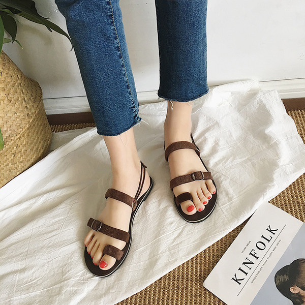 Όμορφες κυρίες σανδάλια με λουριάκαι πόρπη