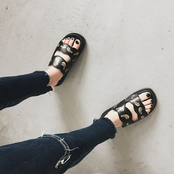 Μοντέρνες γυναικείες παντόφλες από καουτσούκ με διακοσμήσεις μπανάνας