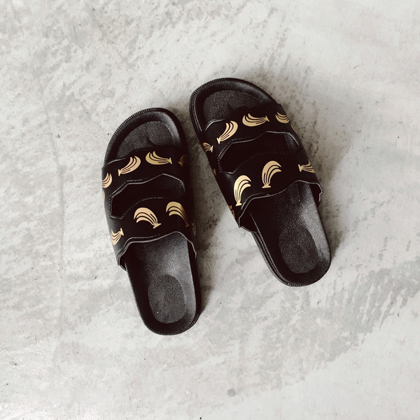 Μοντέρνες γυναικείες παντόφλες από καουτσούκ με διακοσμήσεις μπανάνας