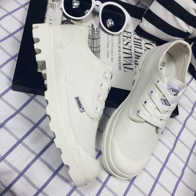 Ενδιαφέρουσα γυναικεία αθλητικά παπούτσια- σε μαύρο και άσπρο χρώμα