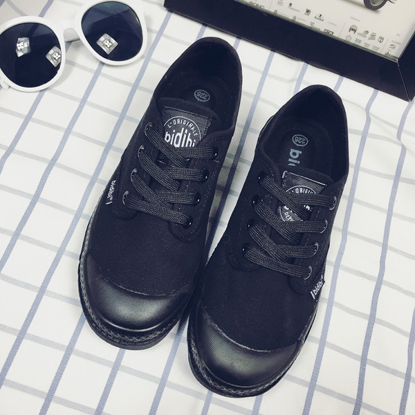 Ενδιαφέρουσα γυναικεία  αθλητικά παπούτσια- σε μαύρο και άσπρο χρώμα