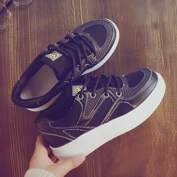 Κομψά γυναικεια πάνινα παπούτσια σε μαύρο και άσπρο χρώμα με μια άνετη πλατφόρμα