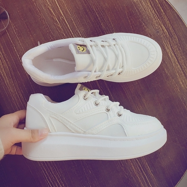 Κομψά γυναικεια πάνινα παπούτσια σε μαύρο και άσπρο χρώμα με μια άνετη πλατφόρμα