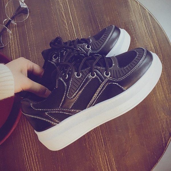 Κομψά γυναικεια πάνινα παπούτσια σε μαύρο και άσπρο χρώμα με μια άνετη πλατφόρμα