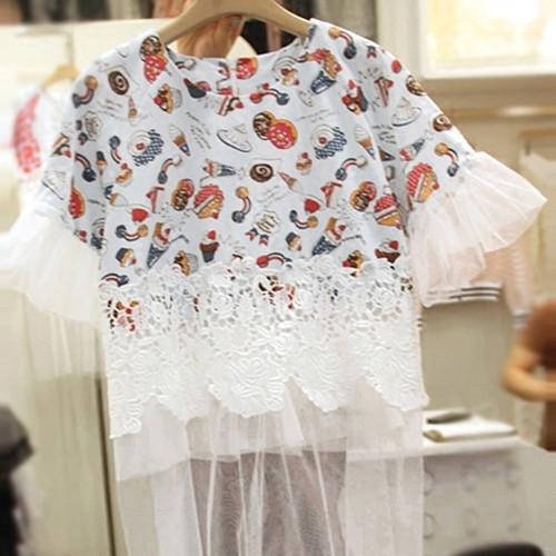 Γυναικεία  μπλούζα με δαντέλα και πολύχρωμες εικόνες