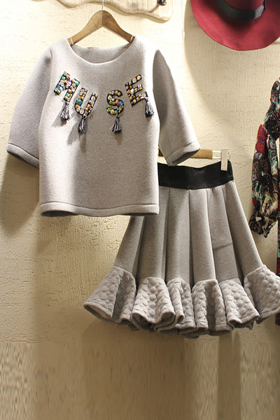 Κομψό γυναικείο σετ - μπλούζα με επιγραφή και διακόσμηση και φούστα