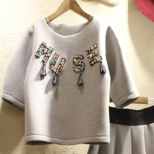 Κομψό γυναικείο σετ - μπλούζα με επιγραφή και διακόσμηση και φούστα