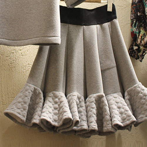 Κομψό γυναικείο σετ - μπλούζα με επιγραφή και διακόσμηση και φούστα