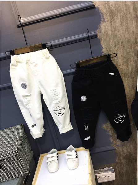 Κομψά παιδικά παντελόνια για αγόρια με ελαστικές  μανσέτες και ελαφρώς διακοσμημένα