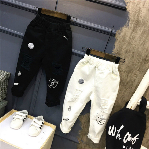 Κομψά παιδικά παντελόνια για αγόρια με ελαστικές  μανσέτες και ελαφρώς διακοσμημένα