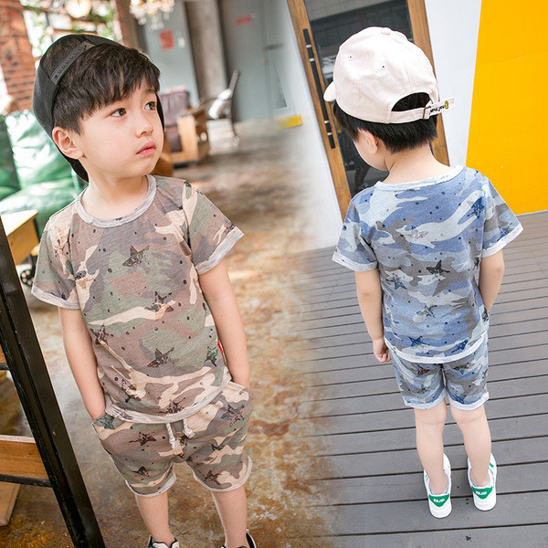 Αθλητικό σετ καμουφλάζ για αγόρια - T-shirt + σορτς