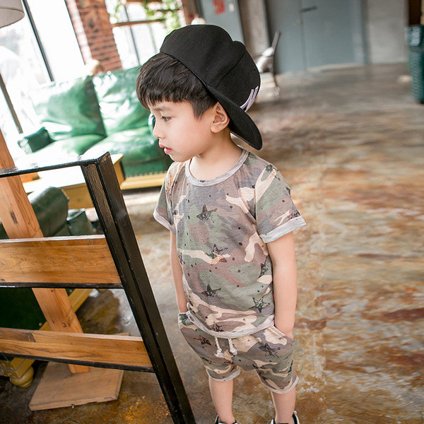 Αθλητικό σετ καμουφλάζ για αγόρια - T-shirt + σορτς