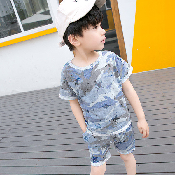 Αθλητικό σετ καμουφλάζ για αγόρια - T-shirt + σορτς