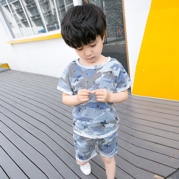 Αθλητικό σετ καμουφλάζ για αγόρια - T-shirt + σορτς