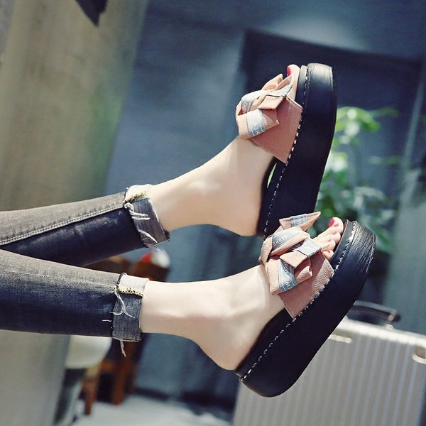 Μοντέρνες γυναικείες παντόφλες με μεγάλη πλατφόρμα και κορδέλα σε διάφορα χρώματα