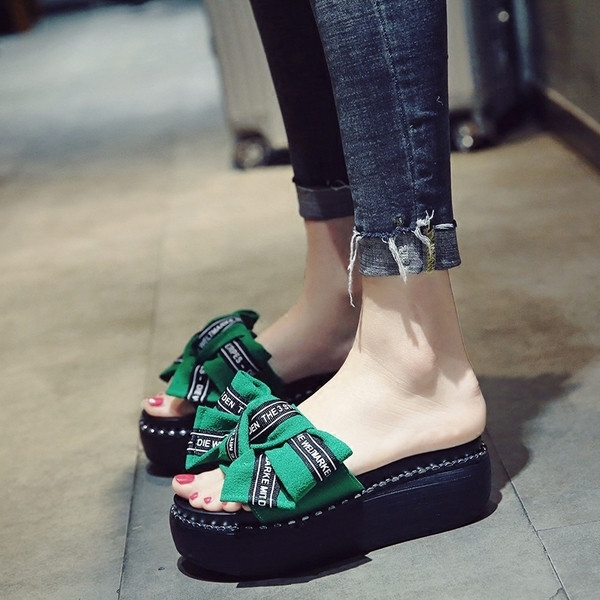 Μοντέρνες γυναικείες παντόφλες με μεγάλη πλατφόρμα και κορδέλα σε διάφορα χρώματα