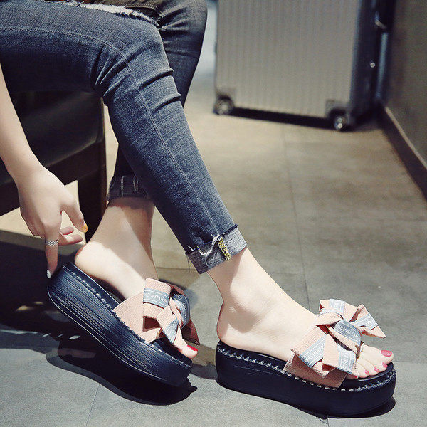 Μοντέρνες γυναικείες παντόφλες με μεγάλη πλατφόρμα και κορδέλα σε διάφορα χρώματα