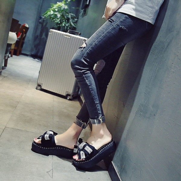 Μοντέρνες γυναικείες παντόφλες με μεγάλη πλατφόρμα και κορδέλα σε διάφορα χρώματα