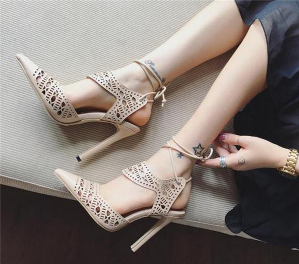 Γυναικεία σανδάλια με ψηλά τακούνια σε μοναδικούς ρωμαϊκούς δεσμούς γύρω από τους αστραγάλους