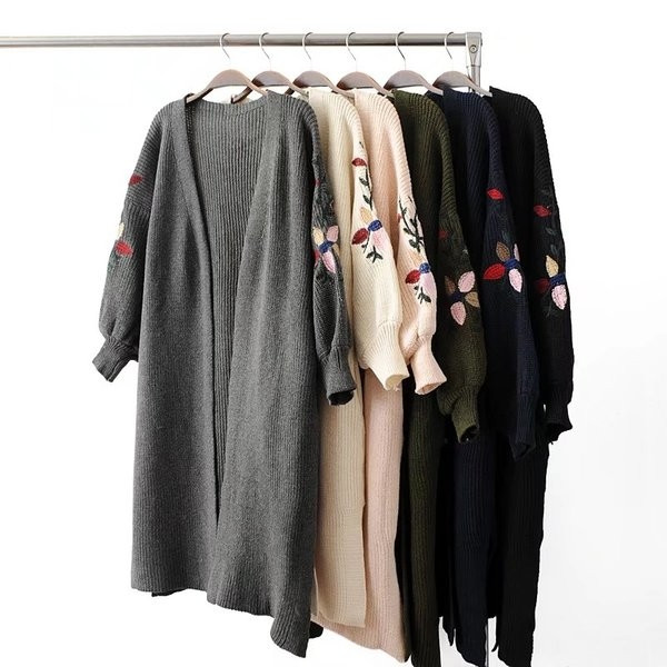 Πολύ ενδιαφέρον γυναικεία ζακέτα  με κοντά μανίκια και χρωματιστά λουλούδια