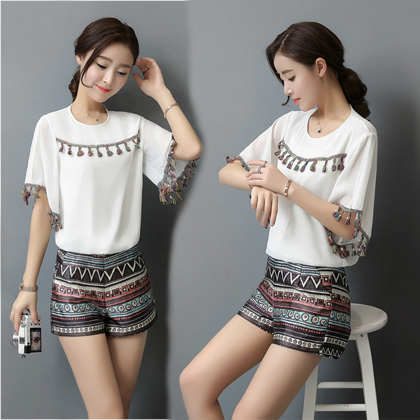 Κομψό γυναικείο σετ -  μπλούζα και σορτς με ενδιαφέρον σχέδιο