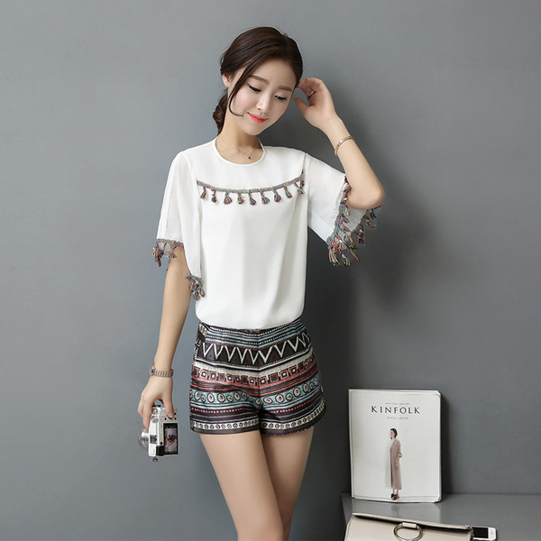 Κομψό γυναικείο σετ -  μπλούζα και σορτς με ενδιαφέρον σχέδιο