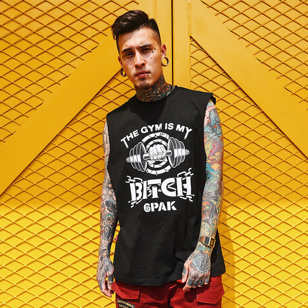 Κομψή ανδρική μπλούζα με επιγραφή και τριών χρωμάτων