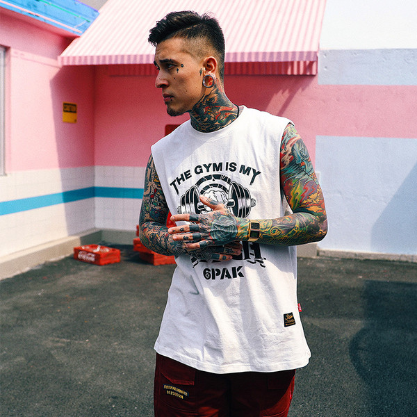 Κομψή ανδρική μπλούζα με επιγραφή και τριών χρωμάτων