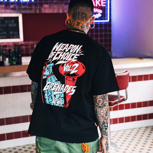 Красива мъжка тениска с надписи и изображение в бял и черен цвят