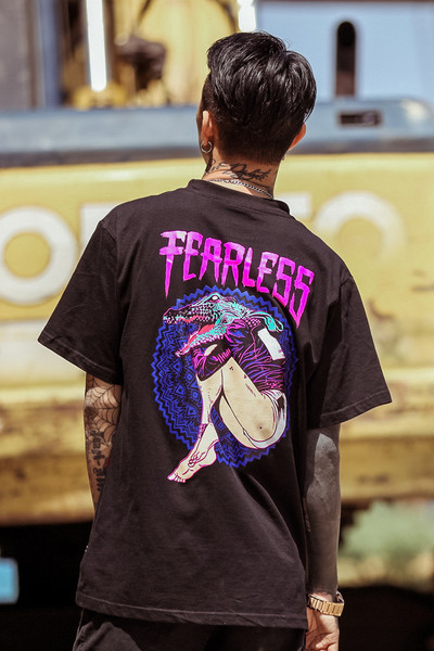 Готина мъжка тениска с изображение и надписи в черен и бял цвят