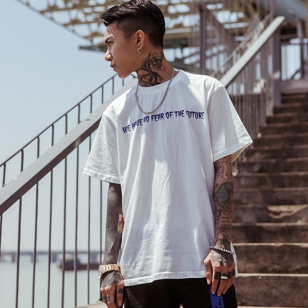 Готина мъжка тениска с изображение и надписи в черен и бял цвят